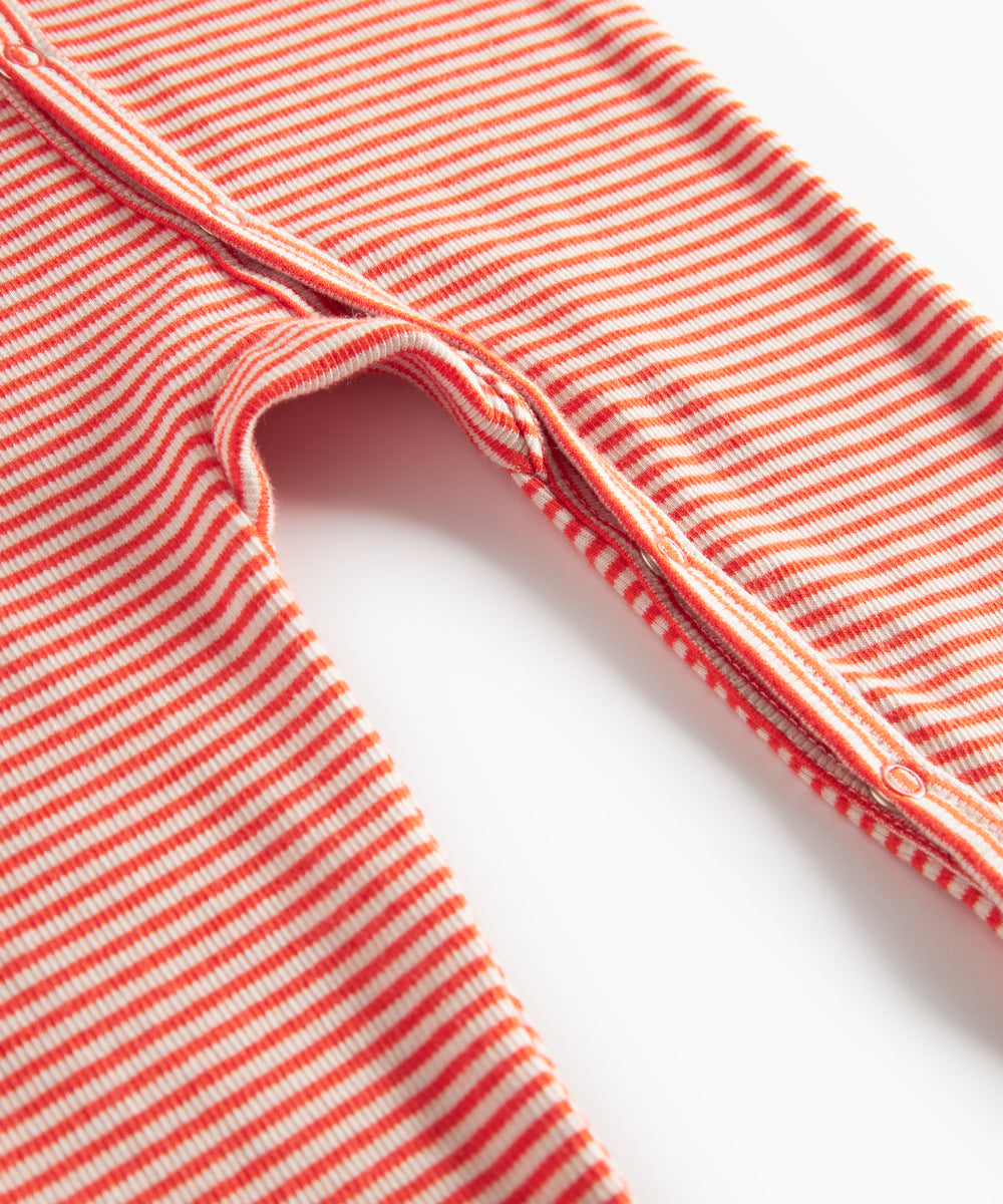 Rød og hvid stribet heldragt til baby med lange ærmer og trykknapper foran