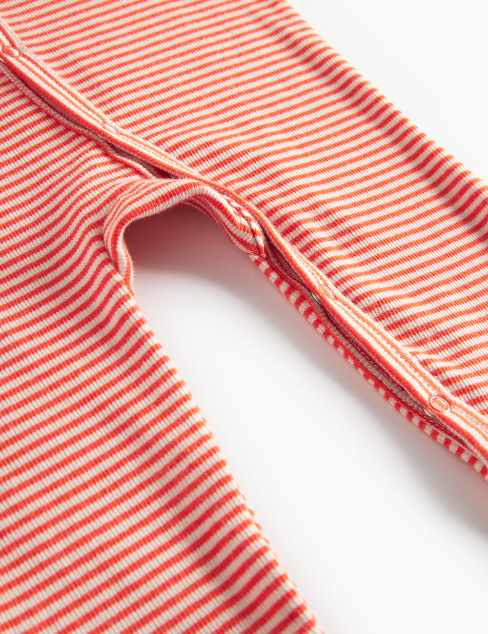 Rød og hvid stribet holdning til baby med med lange ærmer og trykknapper foran