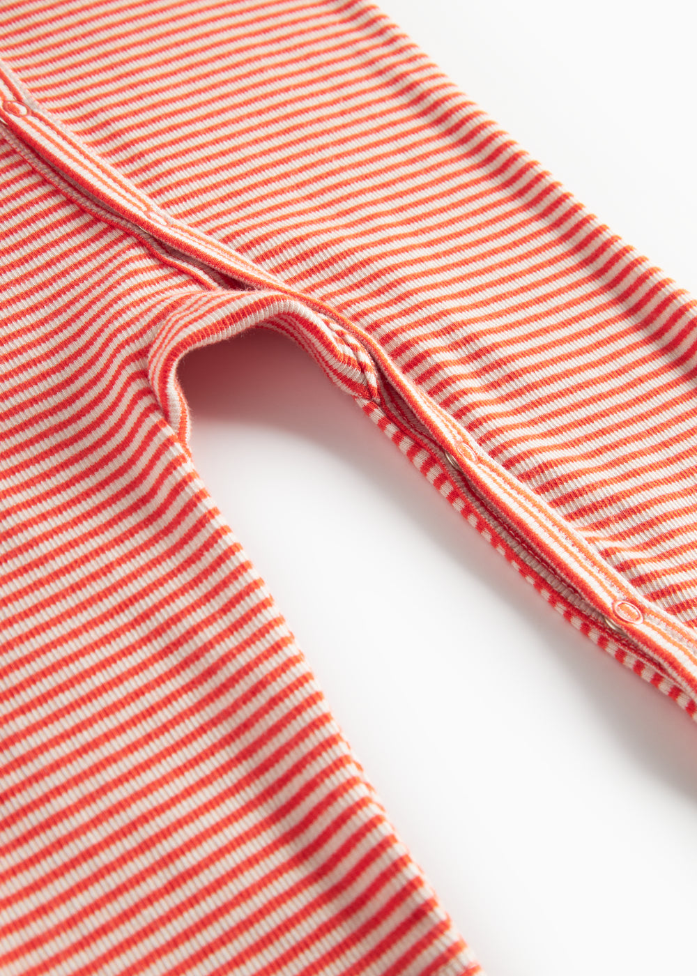 Rød og hvid stribet heldragt til baby med lange ærmer og trykknapper foran