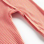 Rød og hvid stribet heldragt til baby med lange ærmer og trykknapper foran