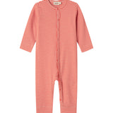 Rød og hvid stribet heldragt til baby med lange ærmer og trykknapper foran