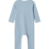 Blå og hvid stribet heldragt til baby med lange ærmer og trykknapper foran