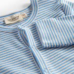 Blå og hvid stribet heldragt til baby med lange ærmer og trykknapper foran