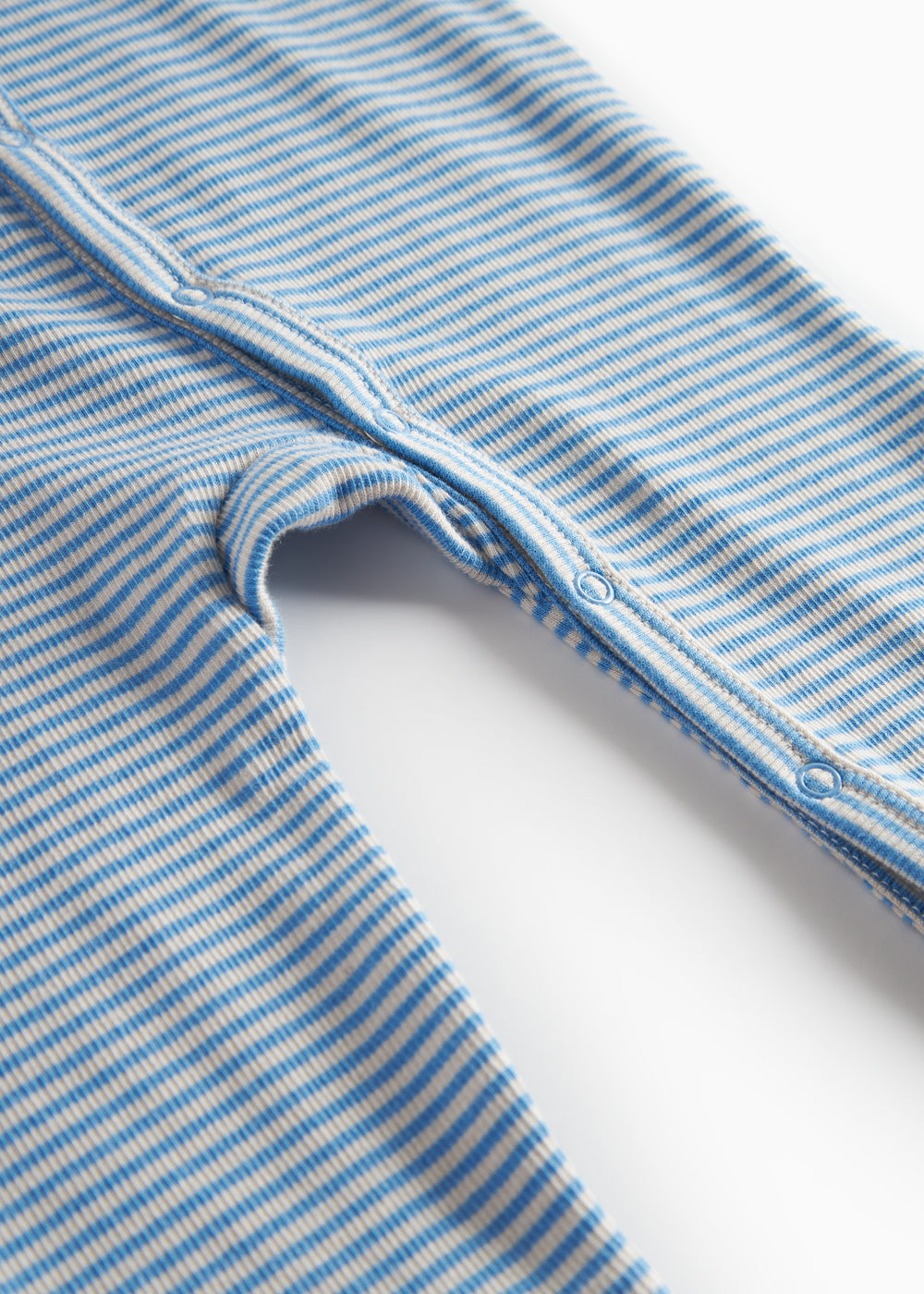 Blå og hvid stribet heldragt til baby med lange ærmer og trykknapper foran