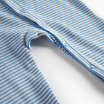 Blå og hvid stribet heldragt til baby med lange ærmer og trykknapper foran