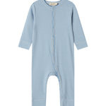 Blå og hvid stribet heldragt til baby med lange ærmer og trykknapper foran