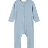 Blå og hvid stribet heldragt til baby med lange ærmer og trykknapper foran