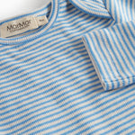 Blå og hvid stribet body til baby med lange ærmer