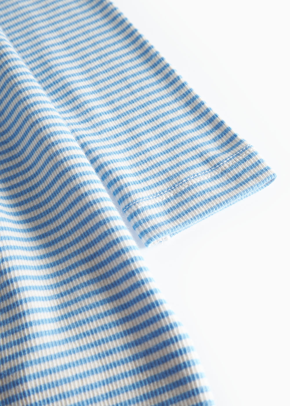 Blå og hvid stribet kjole med lange ærmer og knapper til børn