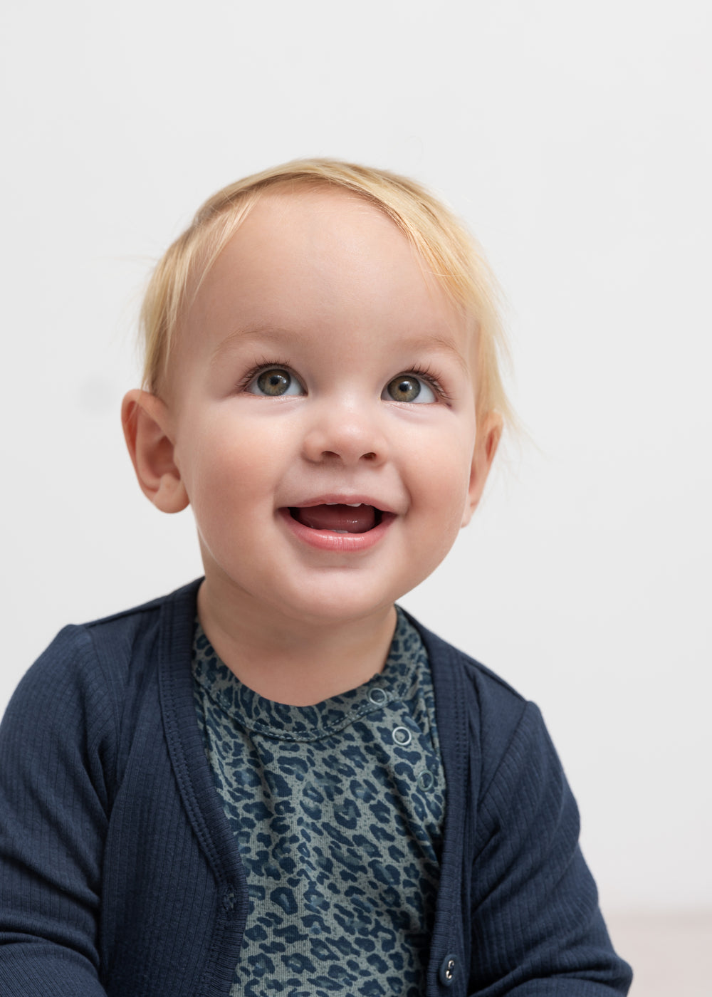 Børn iført marineblå ribstrikket cardigan