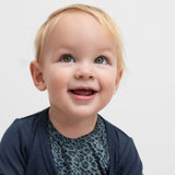 Børn iført marineblå ribstrikket cardigan