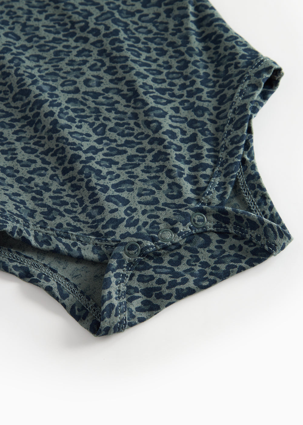 Grøn leopardmønstret babybody med lange ærmer