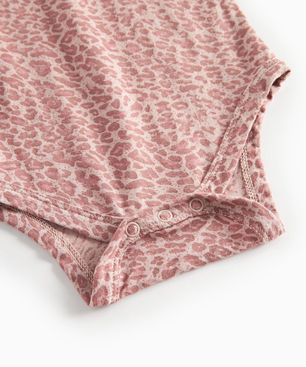 Lyserød leopardmønstret babybody med lange ærmer