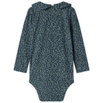 Grøn leopardmønstret babybody med lange ærmer og krave