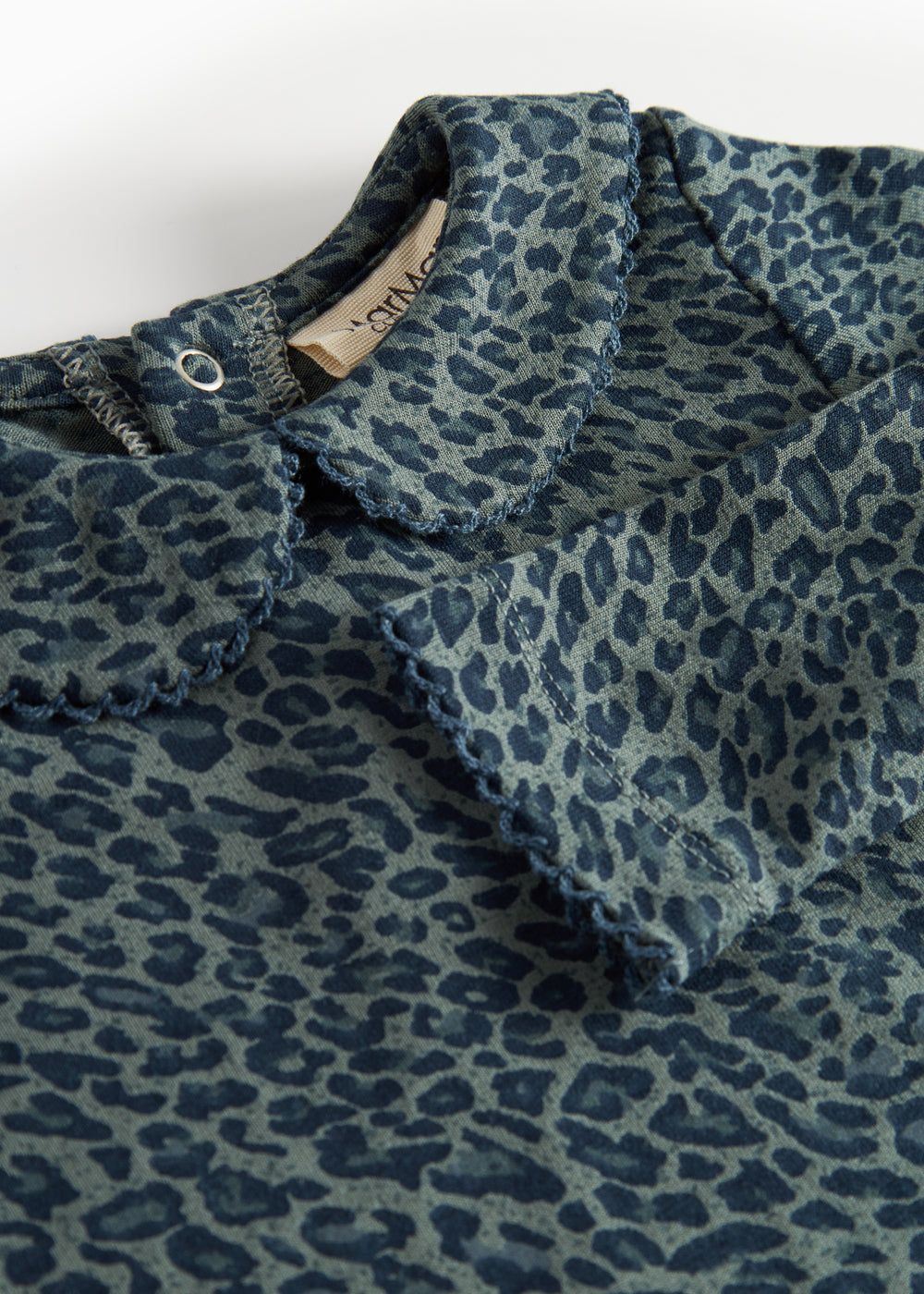 Grøn leopardmønstret babybody med lange ærmer og krave