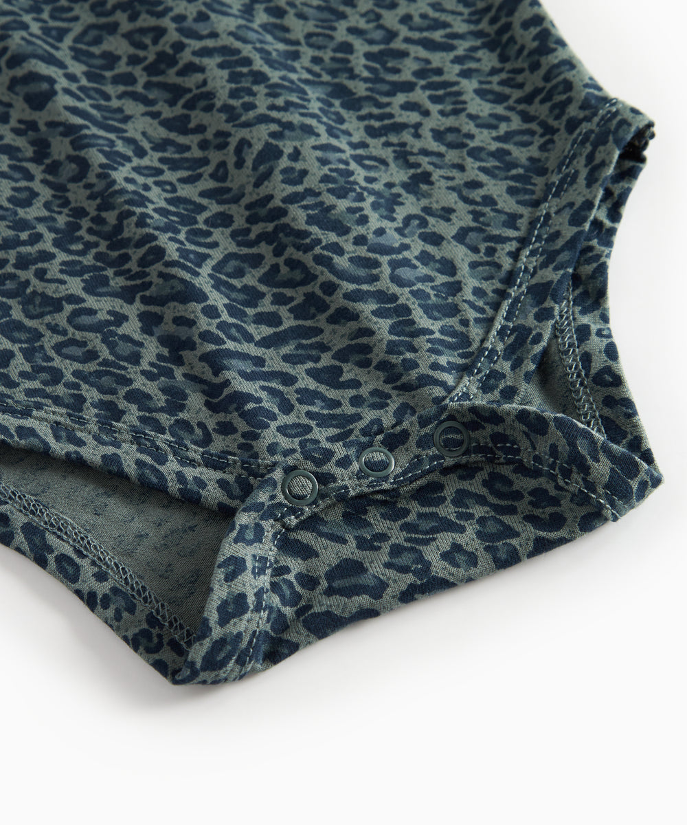 Grøn leopardmønstret babybody med lange ærmer og krave