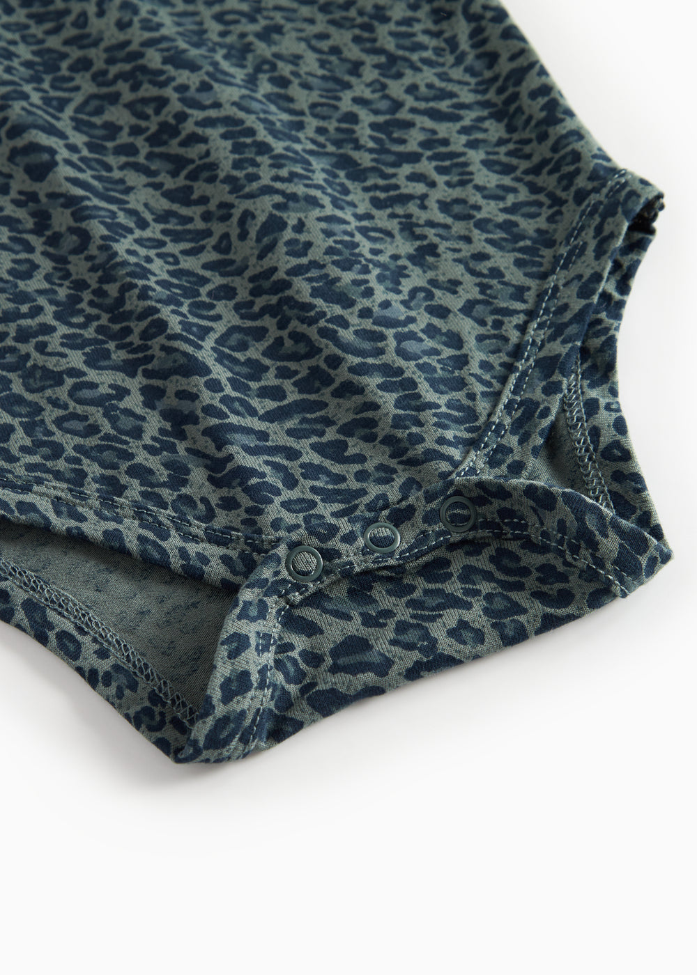 Grøn leopardmønstret babybody med lange ærmer og krave