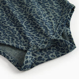 Grøn leopardmønstret babybody med lange ærmer og krave