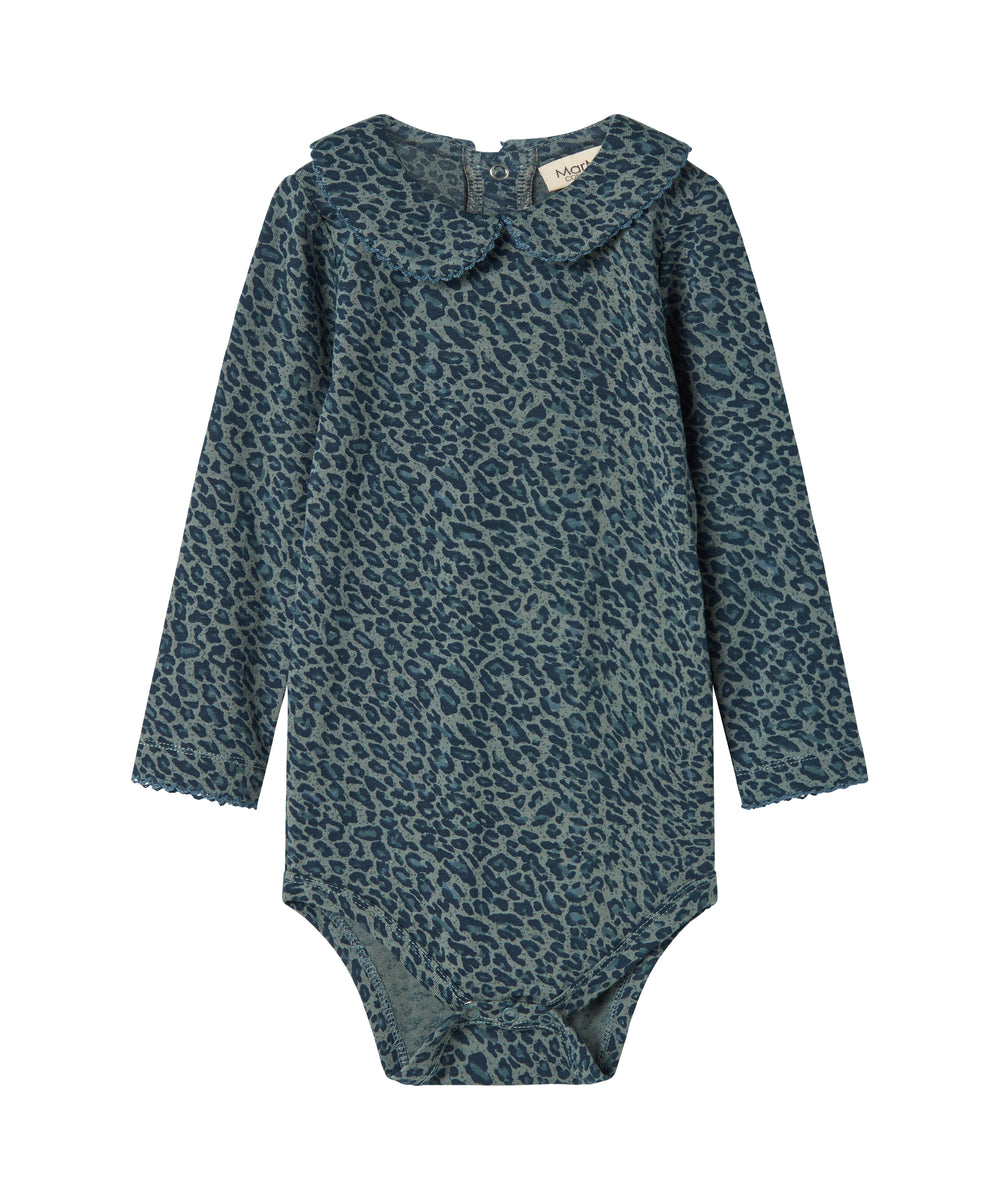 Grøn leopardmønstret babybody med lange ærmer og krave