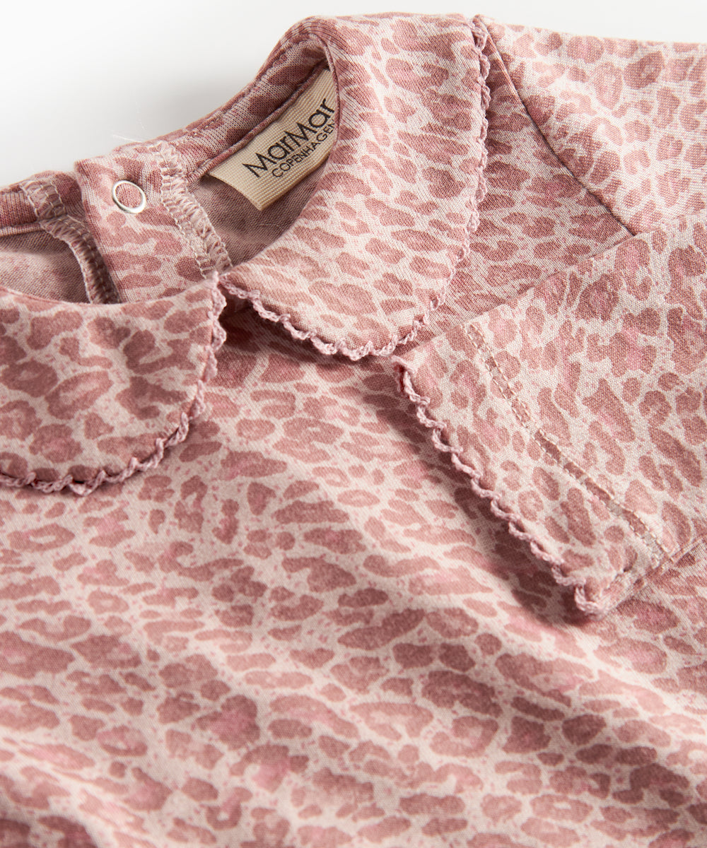 Lyserød leopardmønstret babybody med lange ærmer og krave