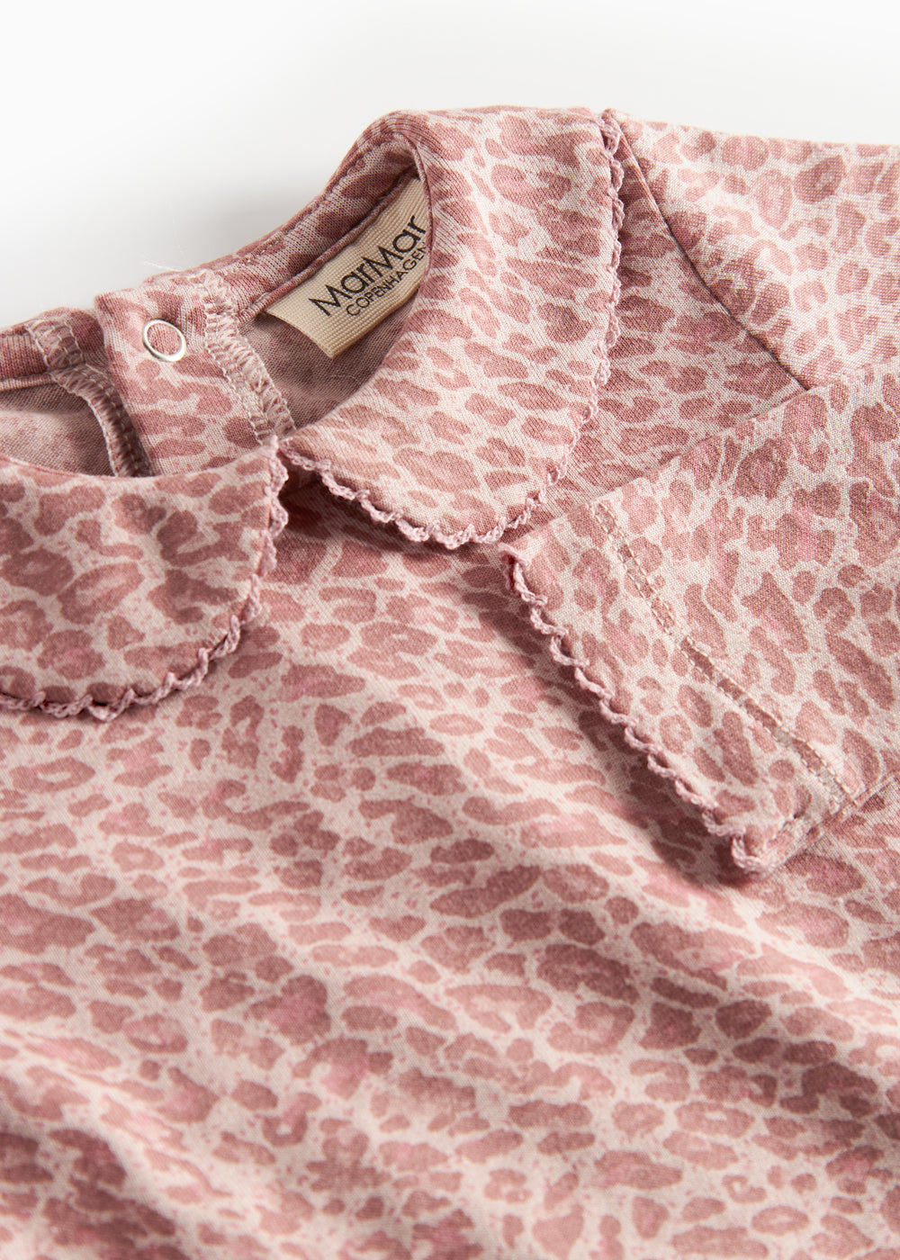 Lyserød leopardmønstret babybody med lange ærmer og krave