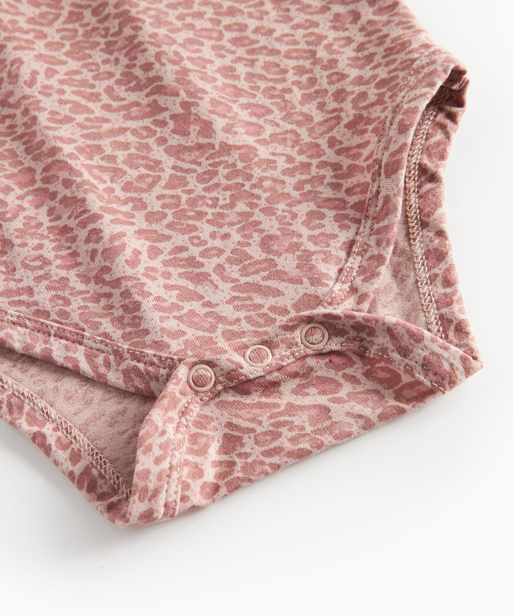 Lyserød leopardmønstret babybody med lange ærmer og krave