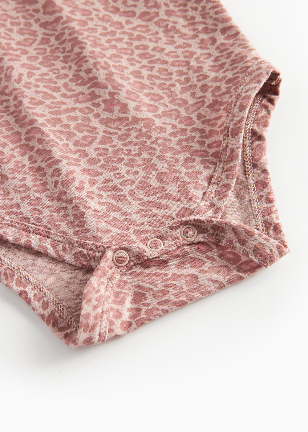 Lyserød leopardmønstret babybody med lange ærmer og krave