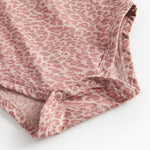 Lyserød leopardmønstret babybody med lange ærmer og krave