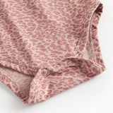 Lyserød leopardmønstret babybody med lange ærmer og krave