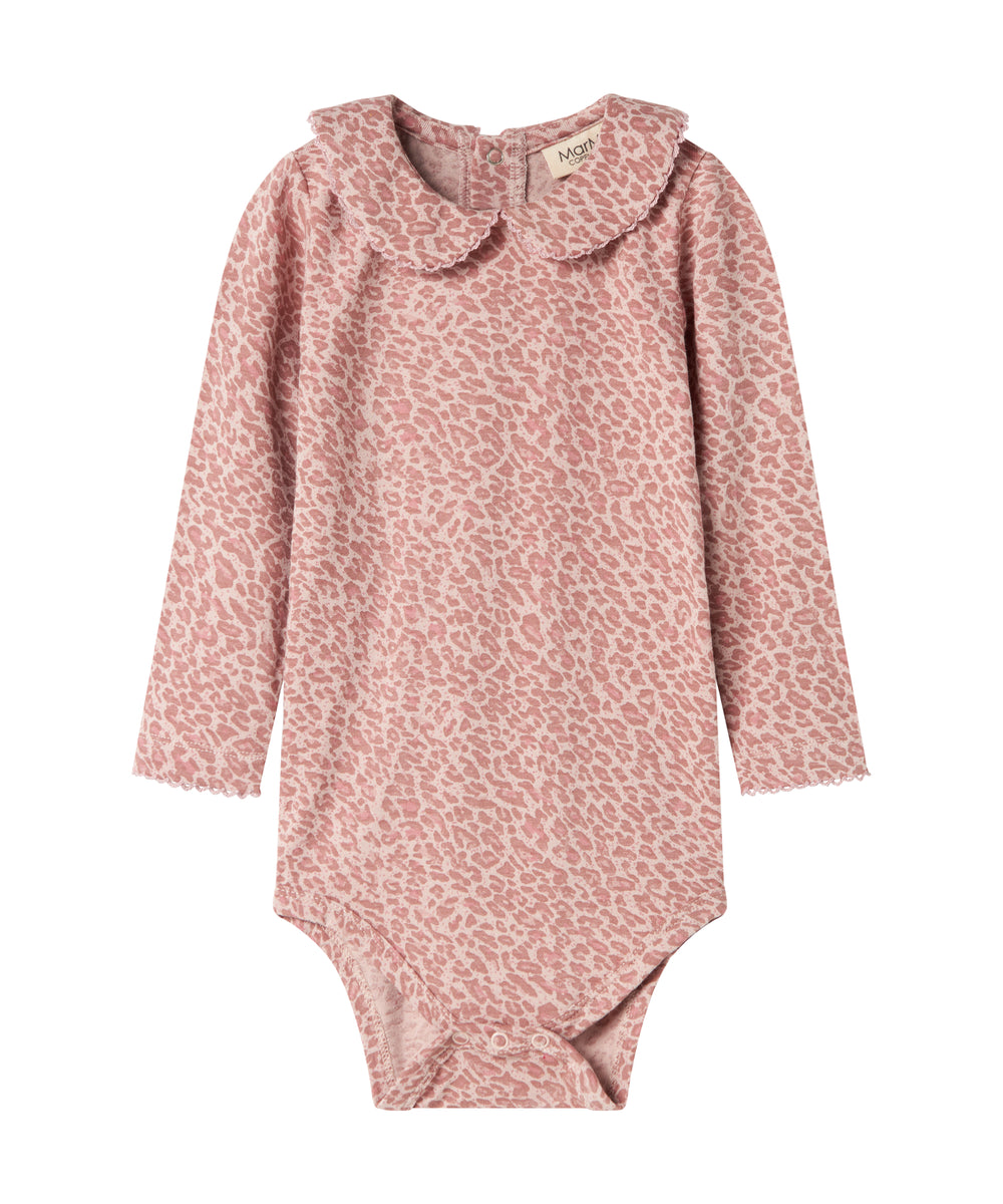 Lyserød leopardmønstret babybody med lange ærmer og krave