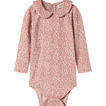 Lyserød leopardmønstret babybody med lange ærmer og krave