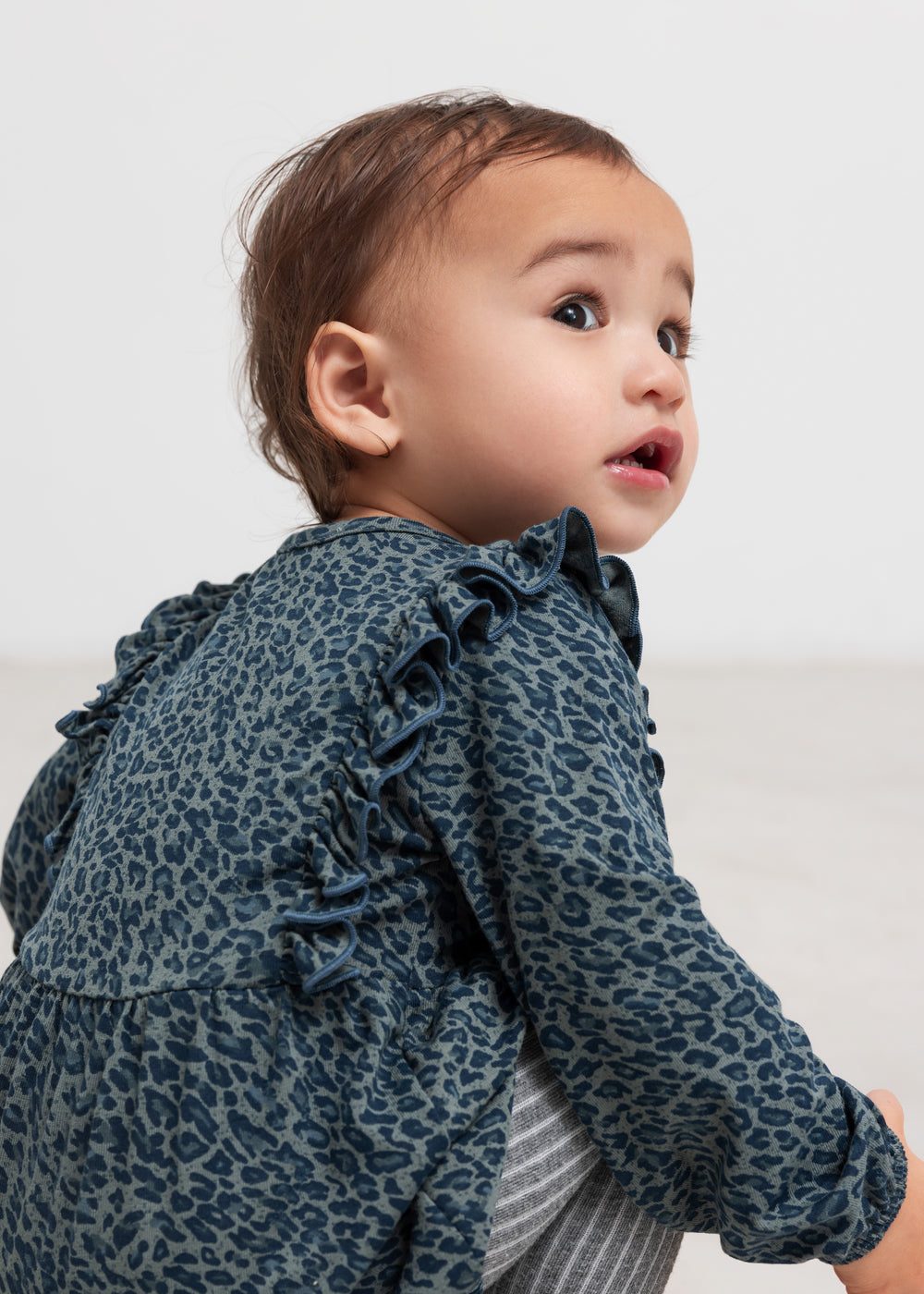 Baby grøn leopardmønstret body med lange ærmer og flæser