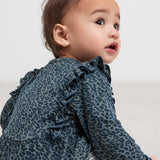 Baby grøn leopardmønstret body med lange ærmer og flæser