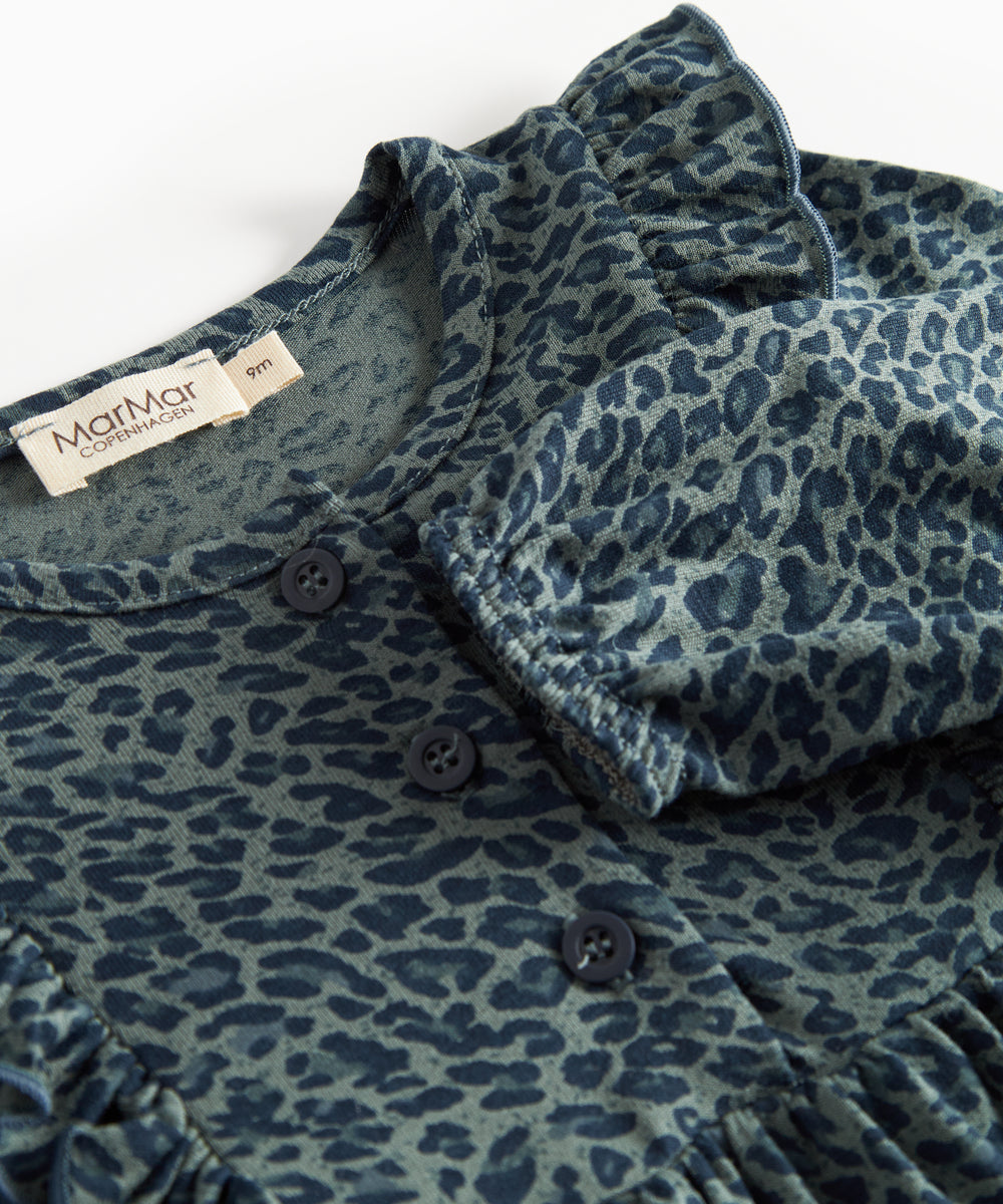 Grøn leopardmønstret babybody med lange ærmer og flæser