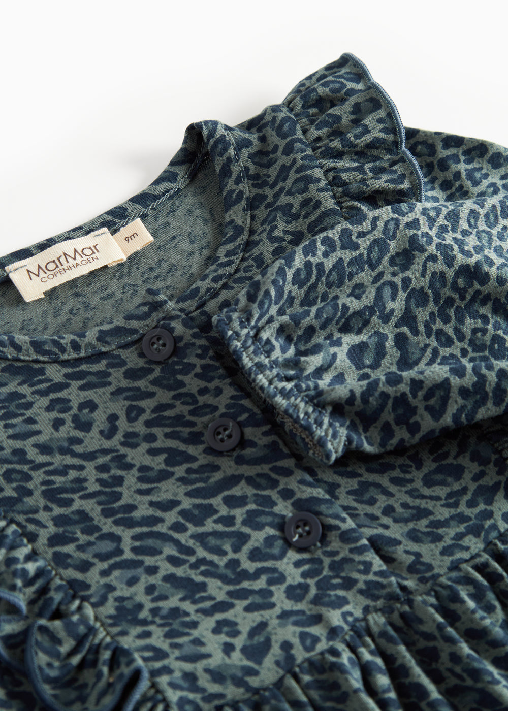 Grøn leopardmønstret babybody med lange ærmer og flæser