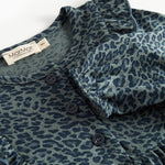 Grøn leopardmønstret babybody med lange ærmer og flæser