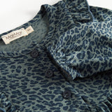 Grøn leopardmønstret babybody med lange ærmer og flæser