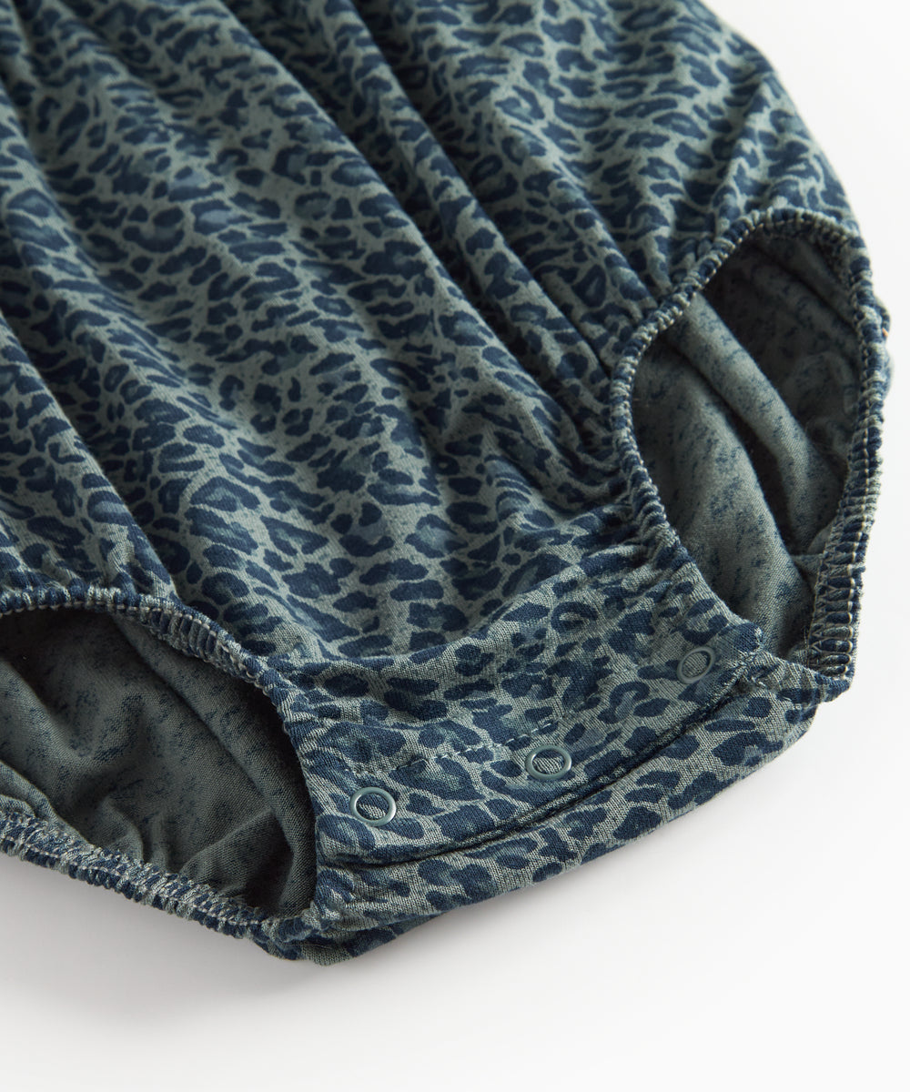 Grøn leopardmønstret babybody med lange ærmer og flæser