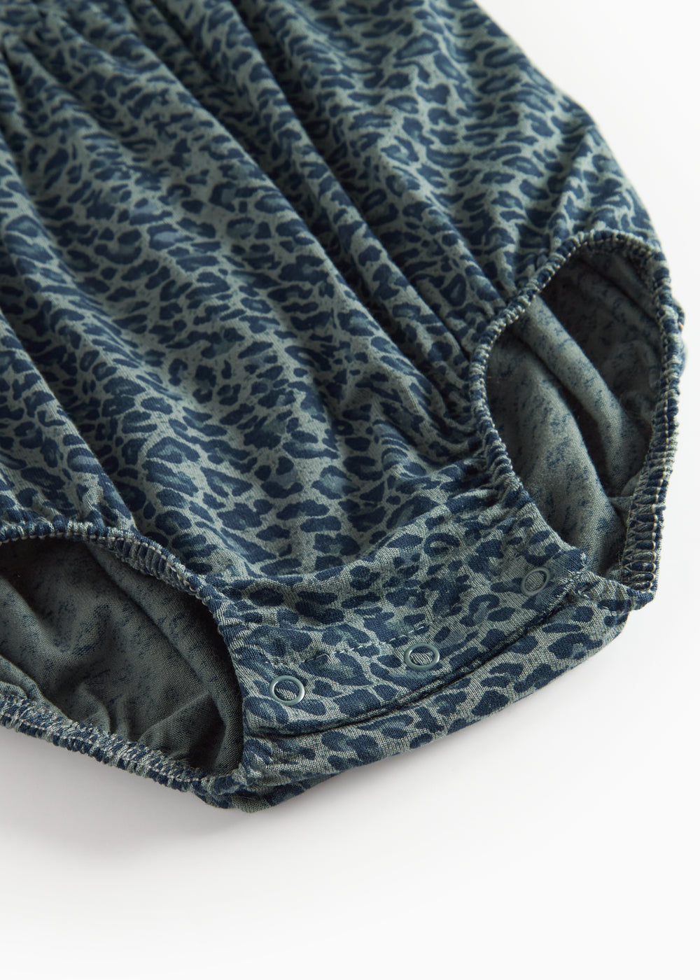 Grøn leopardmønstret babybody med lange ærmer og flæser