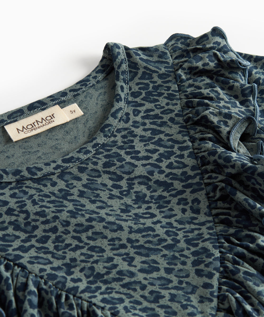 Grøn leopardmønstret bluse med lange ærmer og flæser til børn