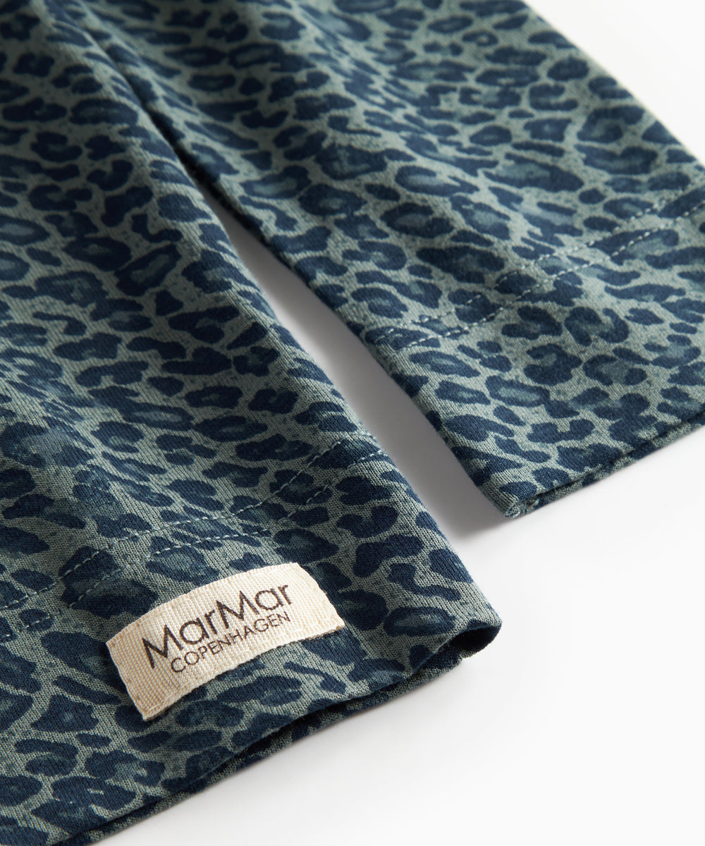 Grøn leopardmønstret bluse med lange ærmer og flæser til børn