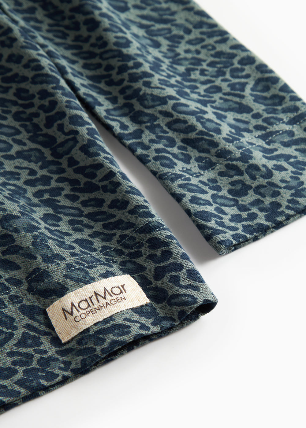 Grøn leopardmønstret bluse med lange ærmer og flæser til børn