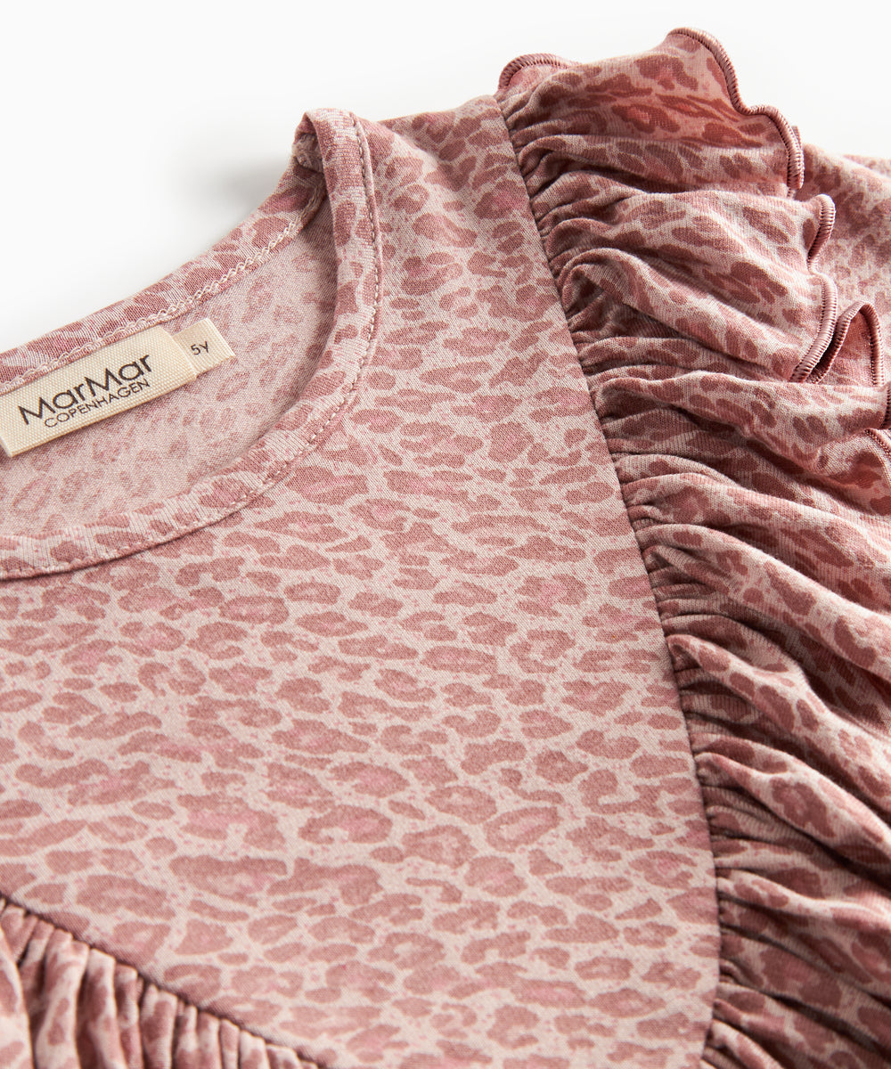 Lyserød leopardmønstret bluse med lange ærmer og flæser til børn