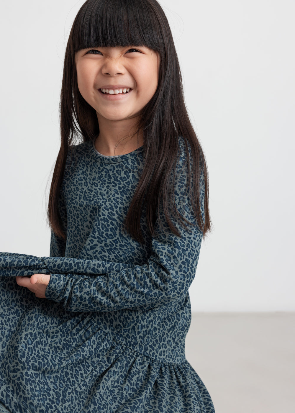 Pige i grøn leopardmønstret kjole med lange ærmer til børn