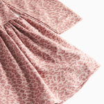 Lyserød leopardmønstret kjole med lange ærmer til børn