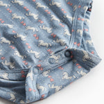 Blå langærmet body til baby med enhjørningemønster og flæsekrave