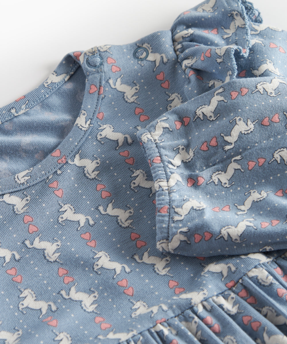 Blå kjole-body til baby med enhjørningemønster og flæser på skuldrene