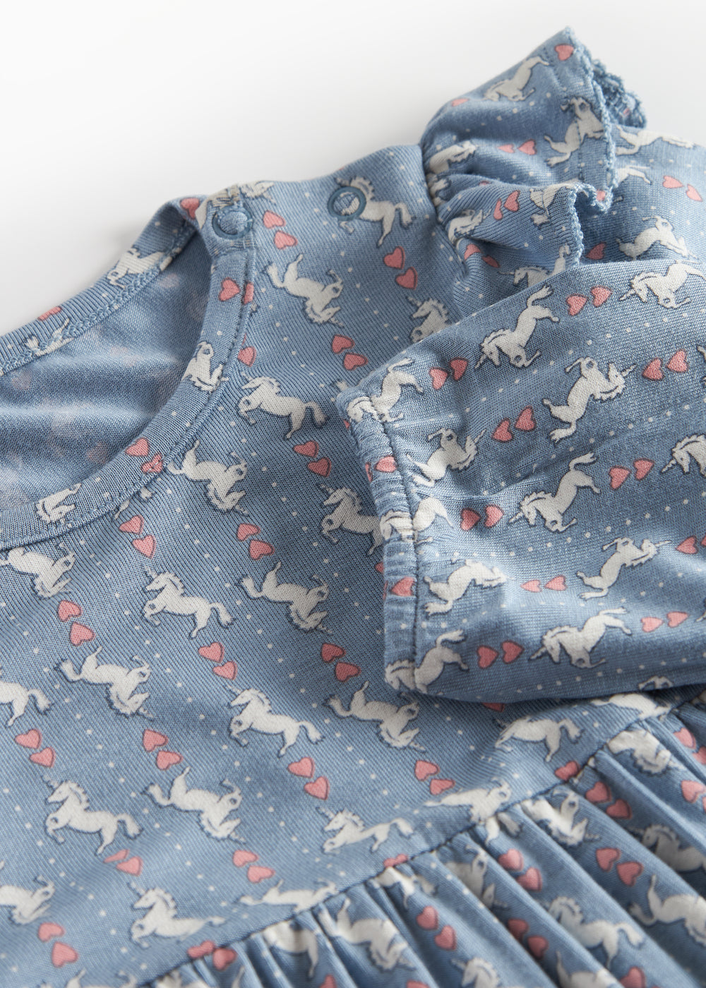 Blå kjole-body til baby med enhjørningemønster og flæser på skuldrene