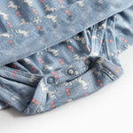 Blå kjole-body til baby med enhjørningemønster og flæser på skuldrene