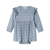 Blå kjole-body til baby med enhjørningemønster og flæser på skuldrene